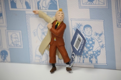 Figurita Tintin poniéndose la gabardina
