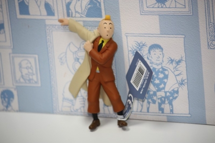 Figurita Tintin poniéndose la gabardina Figurita Tintin poniéndose la gabardina