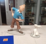 Tintin fent gimnstica amb Mil mirant.
