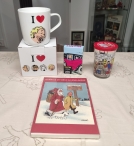 Pack de postales navidad , taza castafiore, cartas de familia y vaso Amora.