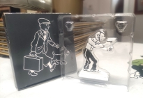 Figura plana met�lica Tint�n Am�rica b/n.