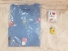 Pack camiseta Icones Azul + set tiritas y sacapuntas lata cangrejo Pack camiseta Icones Azul + set tiritas y sacapuntas lata cangrejo