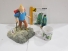 Lote de Figura Resina Excursionista + fig. Hernández + taza Tornasol Lote de Figura Resina Excursionista + fig. Hernández + taza Tornasol