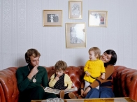 Robbin Gibb y su familia leyendo Tintín